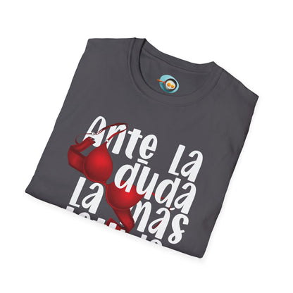 Ante la duda, la más tetuda - Caniseta Unisex