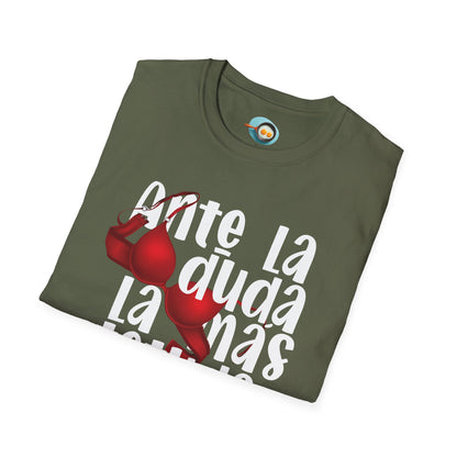 Ante la duda, la más tetuda - Caniseta Unisex